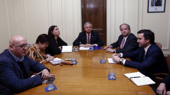 Gobierno y CUT iniciaron negociaciones para reajuste de sueldo mínimo