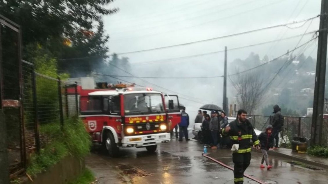 Incendio afectó a tres viviendas y dejó a dos personas con quemaduras en Concepción