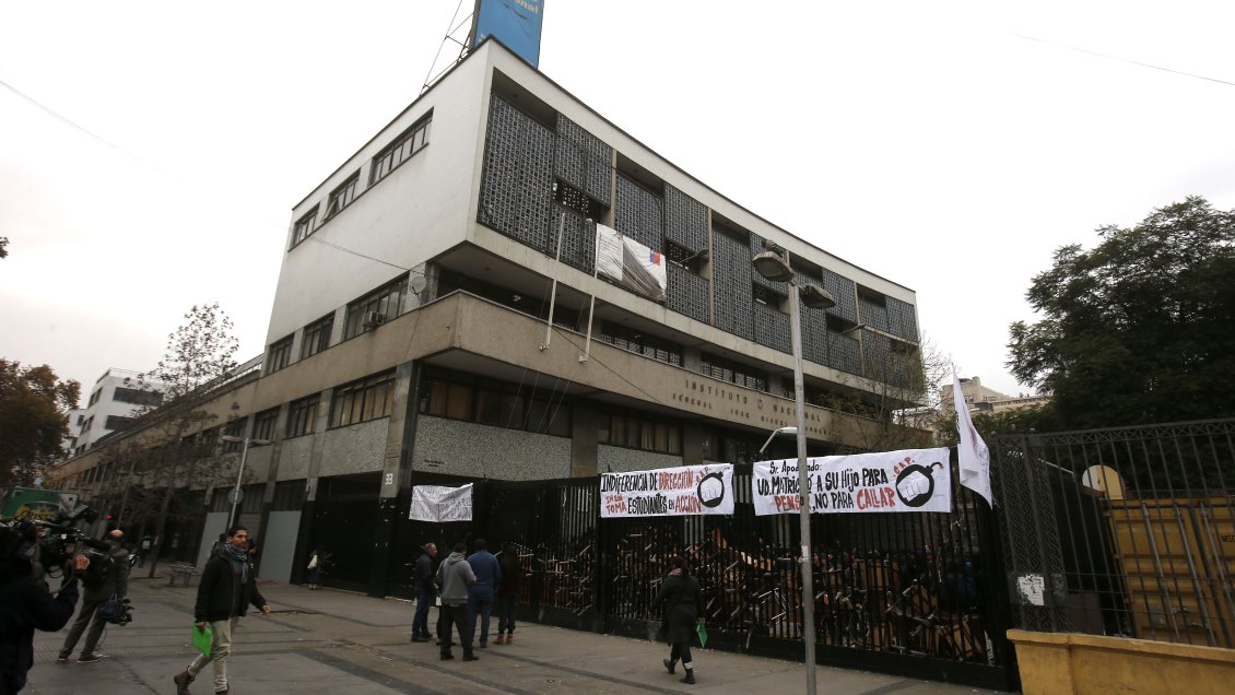 Carabineros y alumnos del Instituto Nacional se enfrentaron en el centro de Santiago