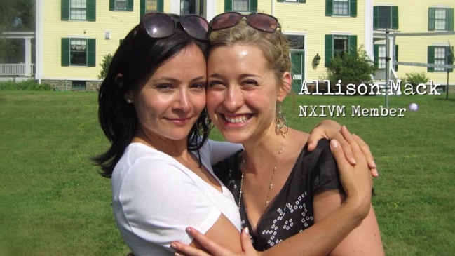 Ex participante de secta sexual detalló el brutal rito de iniciación en la casa de Allison Mack