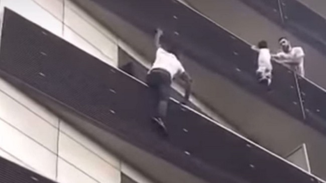 Padre de niño que fue salvado por inmigrante héroe estaba jugando Pokémon GO