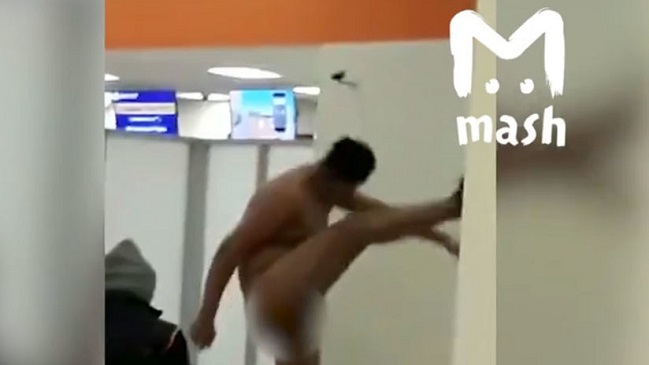 Sorprenden a hombre bailando cancán desnudo en aeropuerto