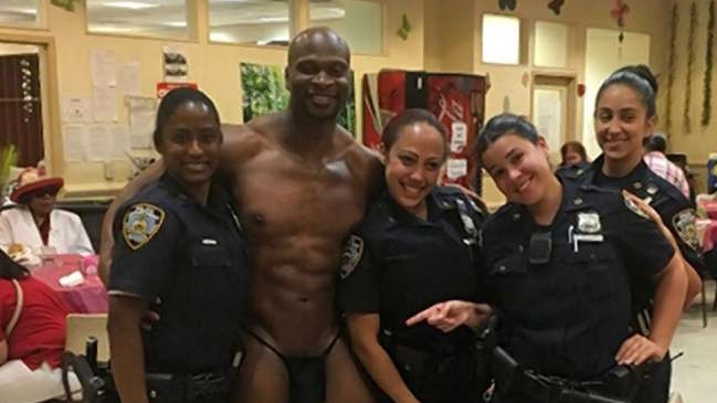 Policías enfrentan posibles sanciones por foto con vedetto