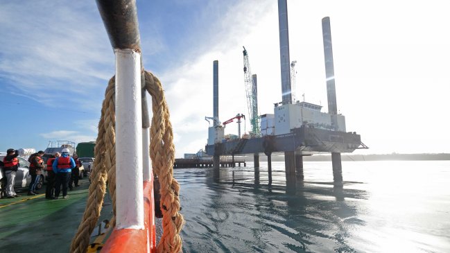 Cayó grúa que opera en la construcción del puente en el Canal de Chacao