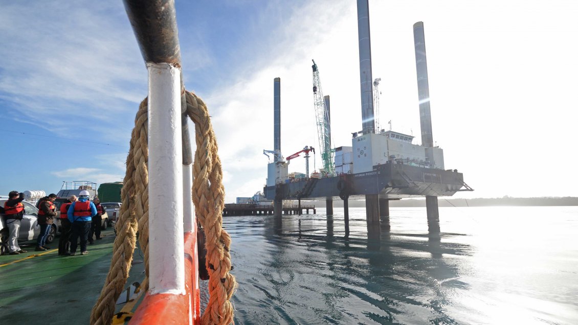 Cayó grúa que opera en la construcción del puente en el Canal de Chacao