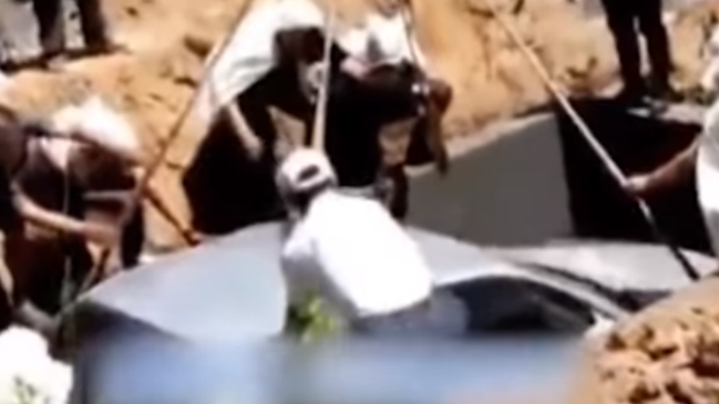 Hombre amaba tanto a su viejo auto que lo enterraron con él