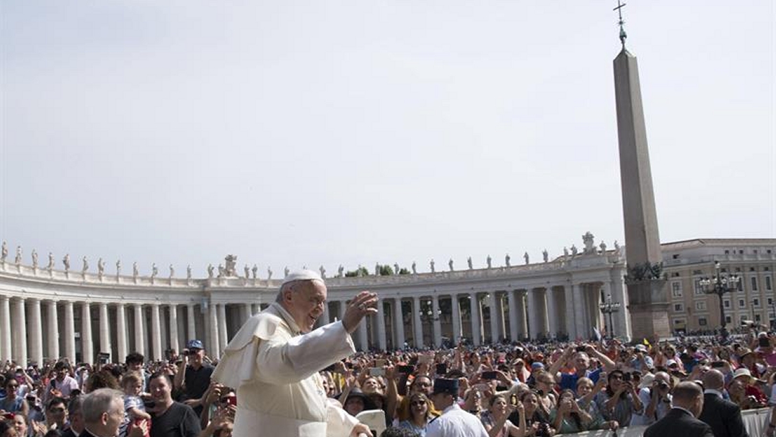 Sacerdotes víctimas de Karadima partieron a Roma para reunirse con el papa Francisco