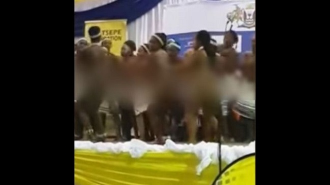 Coro de estudiantes sin ropa en un colegio desata escándalo en Sudáfrica