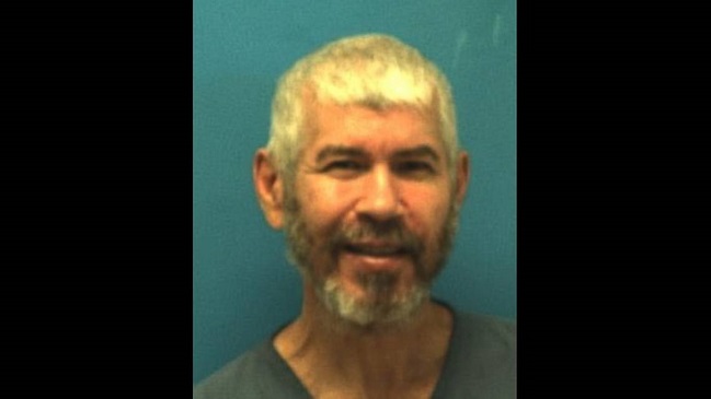 Arrestaron a hombre por masturbarse en una parada de bus y dijo que era un personaje de TV