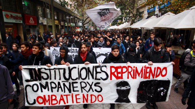 Marcha de alumnos del Instituto Nacional terminó en nuevo enfrentamiento con Carabineros