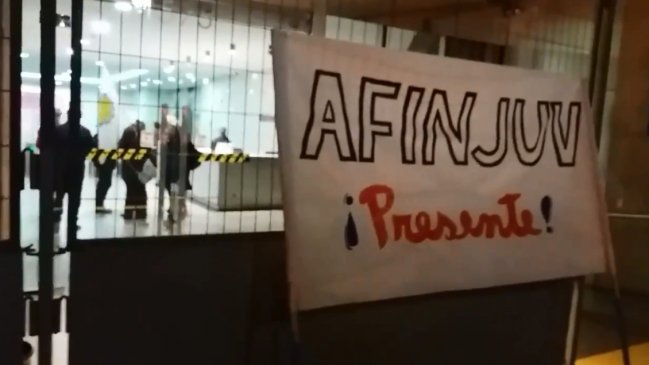 Trabajadores de Injuv protestaron en Ministerio de Desarrollo Social por despidos