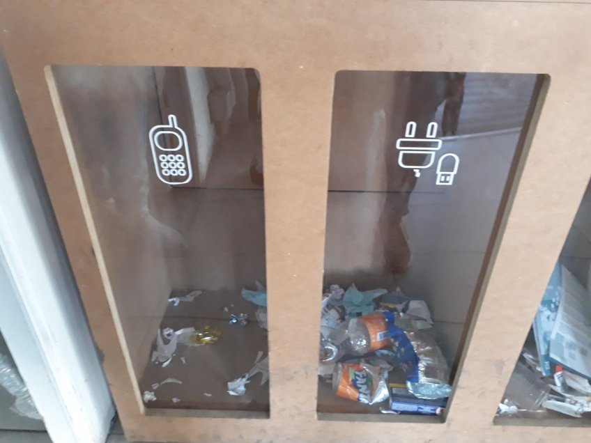 Contenedor de reciclaje del municipio es utilizado como basurero por iquiqueños