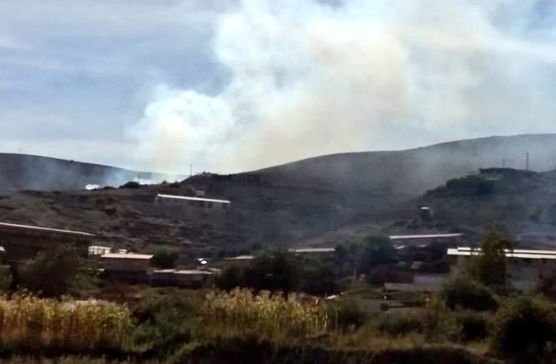 Tarapacá: Violenta quema de pastizales amenaza viviendas y un hotel en poblado de Mamiña