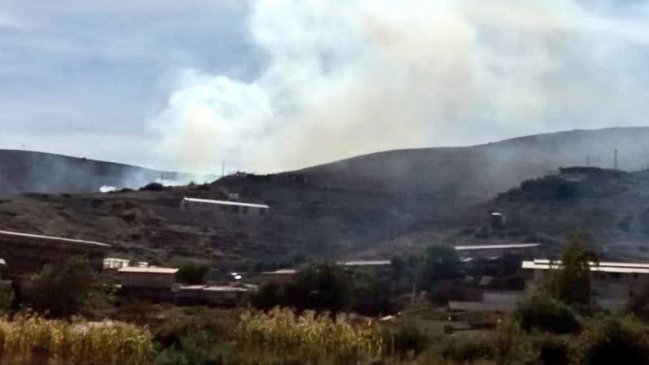 Tarapacá: Violenta quema de pastizales amenaza viviendas y un hotel en poblado de Mamiña