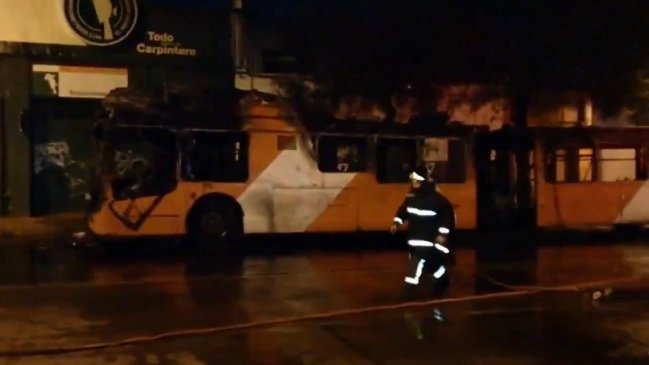 Encapuchados quemaron bus del Transantiago cerca de la Universidad de Santiago