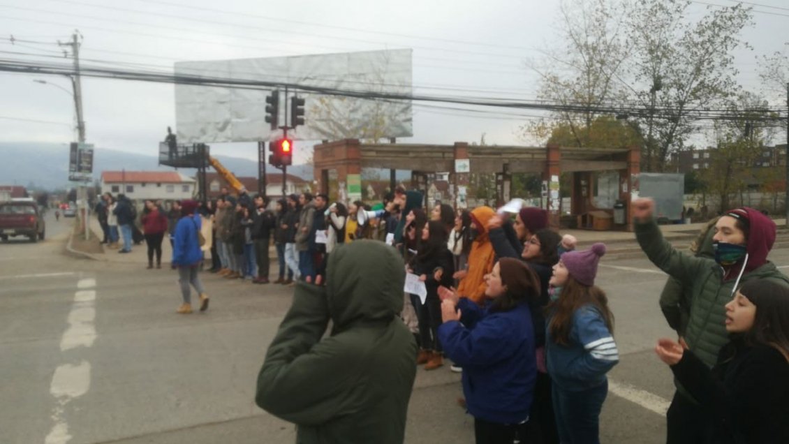 Estudiantes de la Universidad de Talca cortaron el tránsito en protesta por acosos sexuales