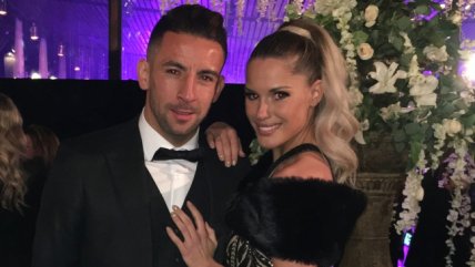   Un elegante Mauricio Isla se lució junto a Gala Caldirola en el casamiento de Luis Jiménez 