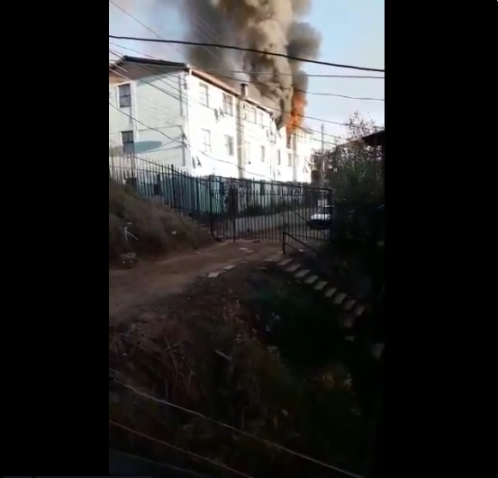 Completamente consumido por el fuego quedó un departamento en sector Glorias Navales de Viña del Mar