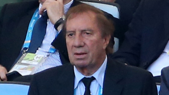 Carlos Bilardo fue internado en Argentina tras sufrir una descompensación