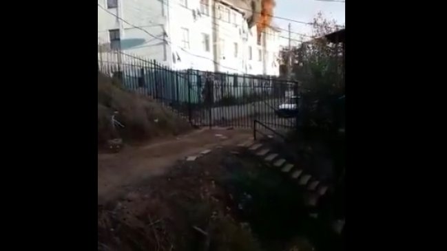 Completamente consumido por el fuego quedó un departamento en sector Glorias Navales de Viña del Mar