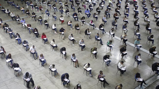 Número de médicos inscritos para el Eunacom de invierno creció 86 por ciento en un año