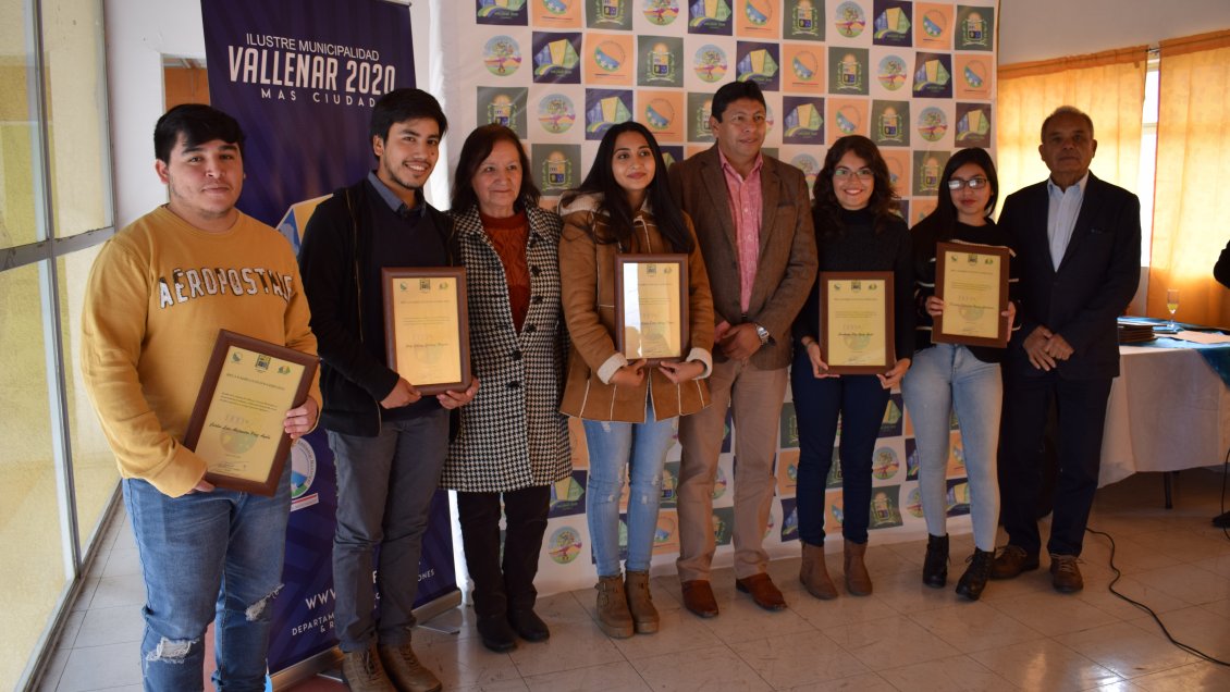 34 estudiantes universitarios reciben becas de educación en Vallenar