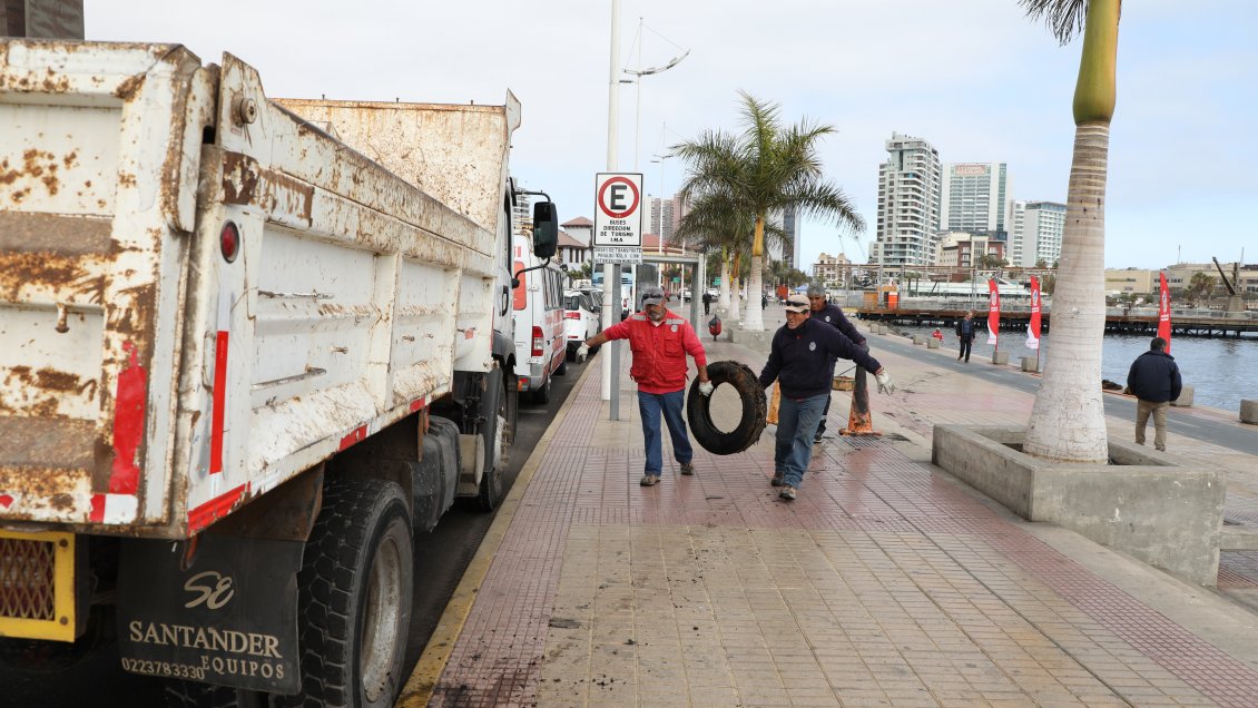 Plástico y madera hallaron en el borde costero de Antofagasta