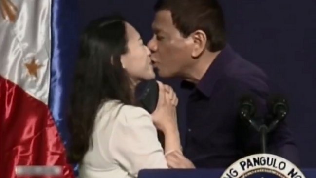 Ola de críticas por beso de Duterte a una trabajadora filipina en Seúl
