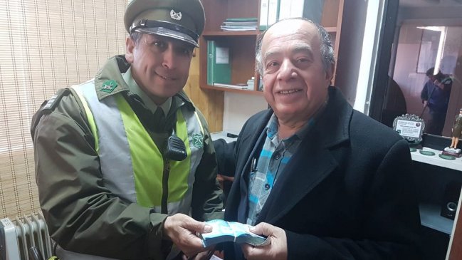 Valdivia: Carabineros devolvió un millón de pesos a hombre que lo perdió saliendo del banco