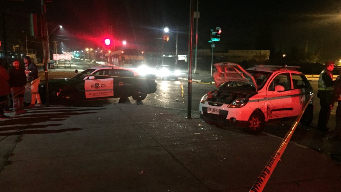 Patrulla de Carabineros colisionó con un auto particular en Puente Alto