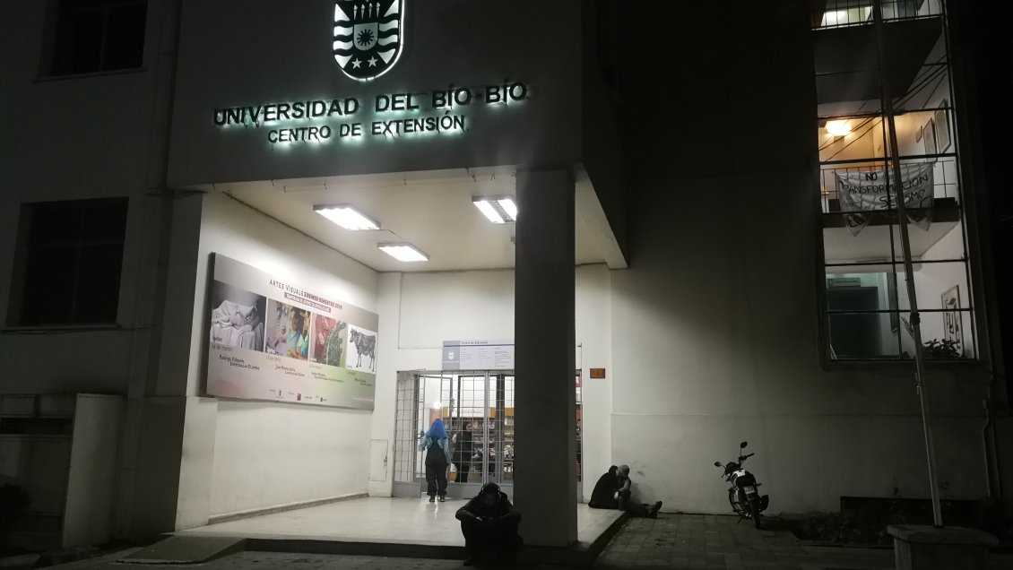 Mujeres se tomaron nuevamente Centro de Extensión de la Universidad del Bío Bío en Chillán