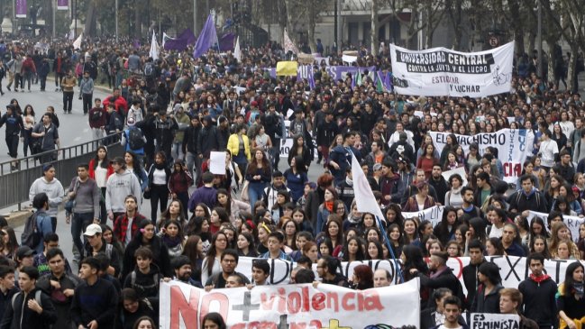 Dirigentas feministas rechazan marchar por Recoleta este miércoles
