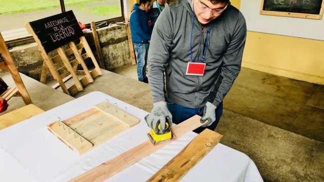 Reos construyen muebles con material reciclado y apuestan a reinsertarse en la sociedad