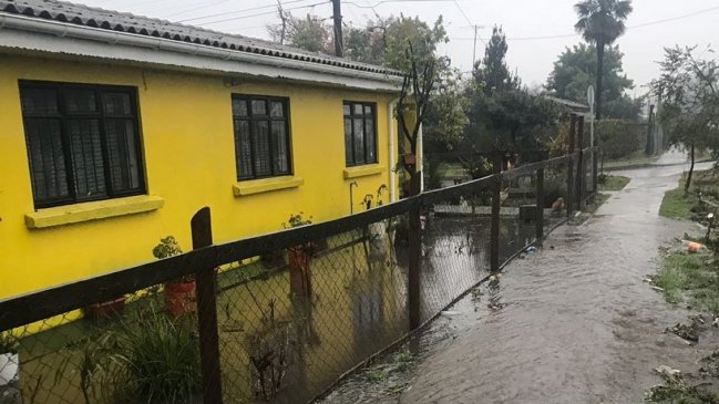 Chillán: Microondas, parachoques y coche bloquearon canal que se desbordó y afectó a viviendas