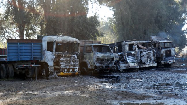 Cinco camiones fueron quemados en un predio agrícola de O'Higgins