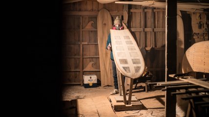   Va-llena: La primera tabla de surf hecha de residuos playeros 