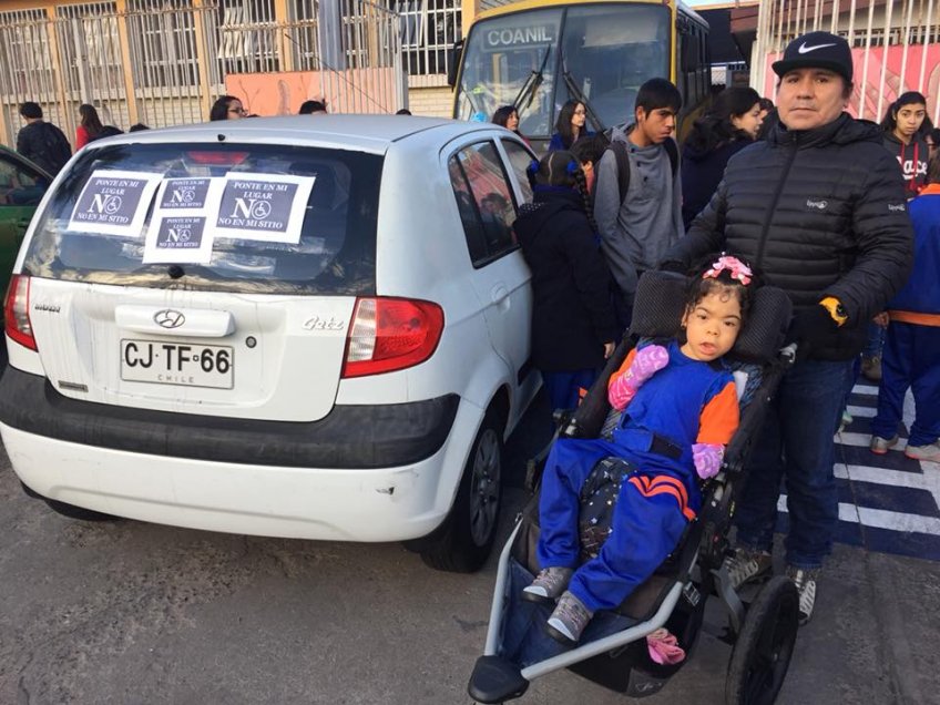 Iquique: Autos mal estacionados impidieron salida de bus escolar desde escuela especial