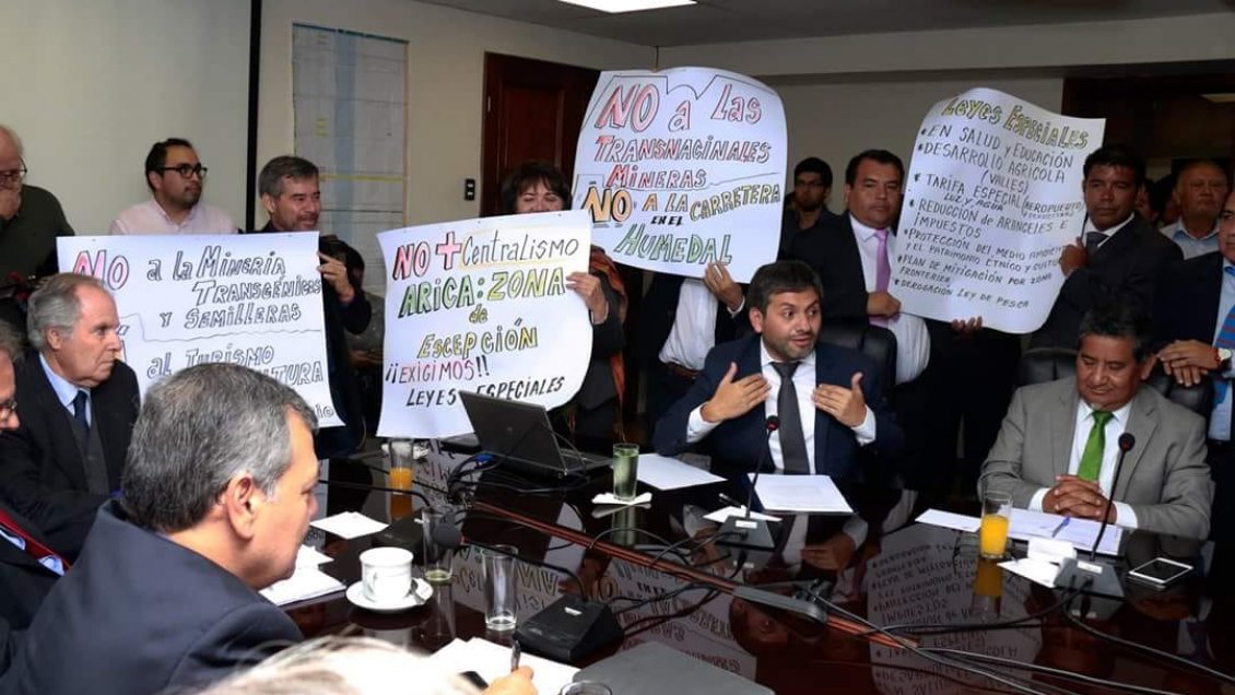 En medio de protestas, senadores escucharon las necesidades de Arica