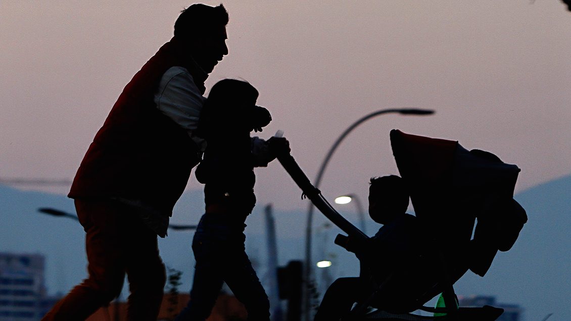 Ministro Larraín se abrió a revisar indicaciones del proyecto de adopciones