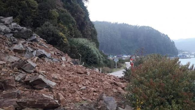 Corral: Al menos 200 familias quedaron aisladas tras derrumbe en un cerro