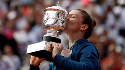   Simona Halep abrazó su primer trofeo Grand Slam en la arcilla de Roland Garros 