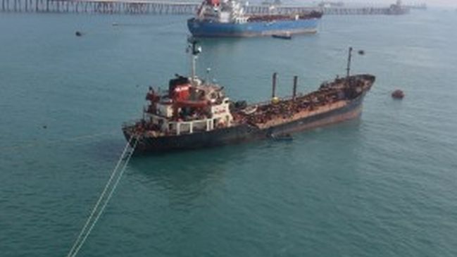 Mejillones: Investigan causas de fuga de aceite desde una embarcación