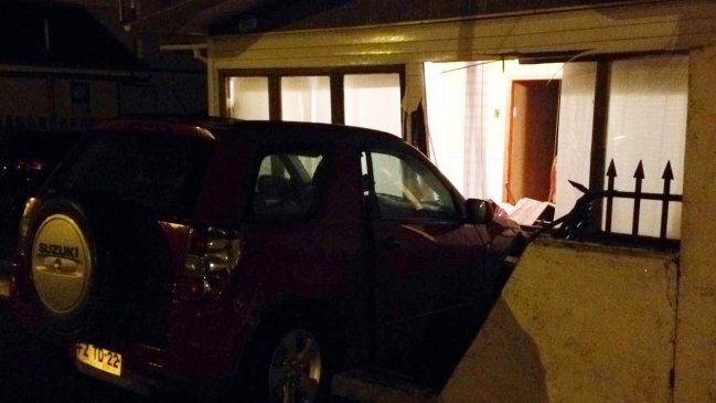 Punta Arenas: Conductor ebrio incrustó su vehículo en una vivienda