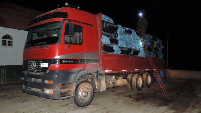 Arica y Parinacota: Carabineros incautó camión que transportaba ropa de contrabando por Visviri