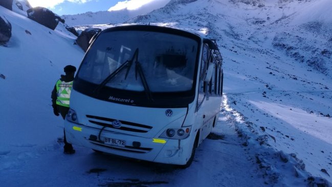 Arica y Parinacota: Bus con destino a Visviri quedó atrapado por intensas nevadas