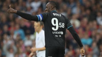 La gran definición de penal de Usain Bolt en partido benéfico disputado en Old Trafford