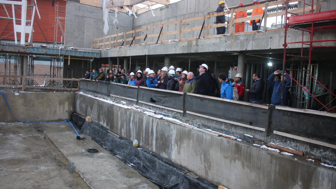 Puerto Natales: ministro MOP constató avances de piscina municipal