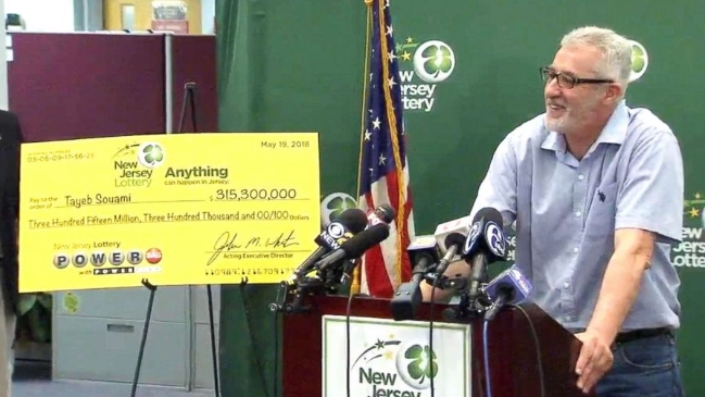 Inmigrante ganó la lotería por no hacerle caso a su hijo