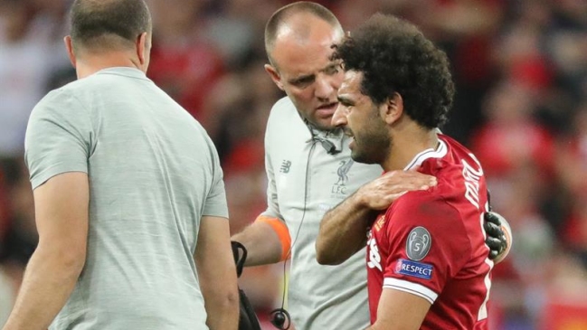 Hincha le tocó el hombro lesionado a Mohamed Salah al tomarse una 
