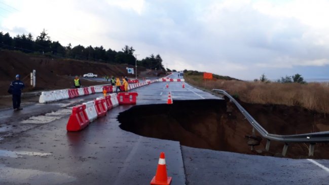 Enorme socavón se registró en camino entre Zapallar y Maitencillo